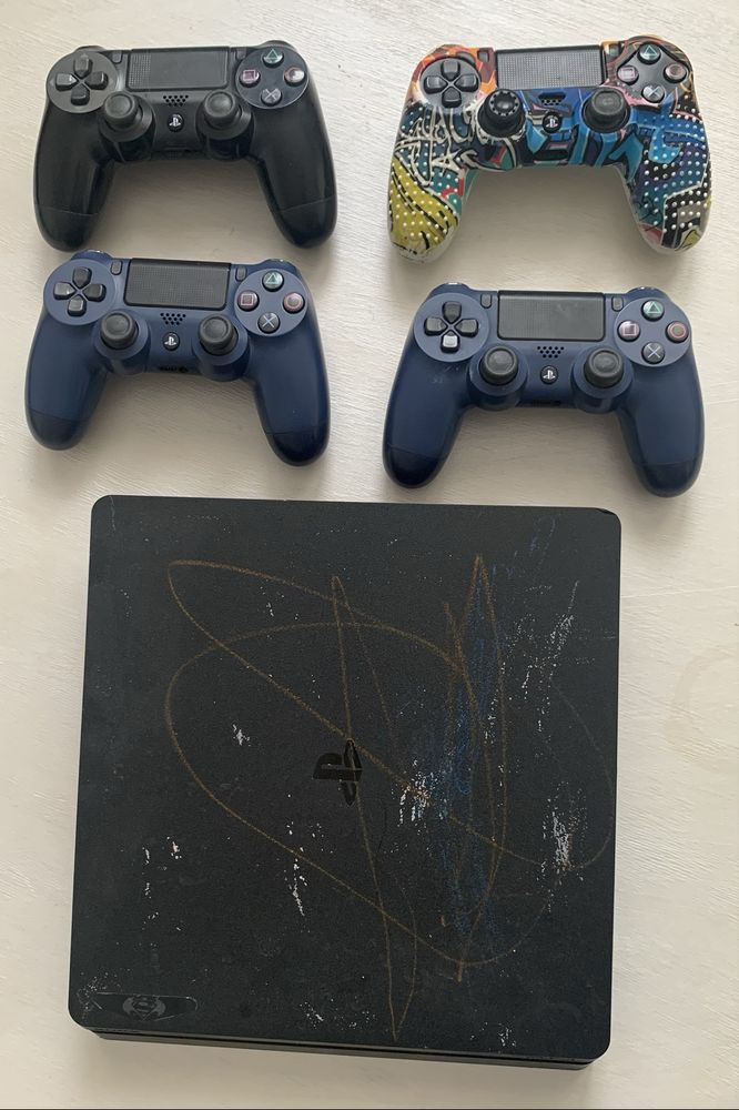 Продается PS 4 (не арендный). Б/у. 4 джойстика. 11 дисков.