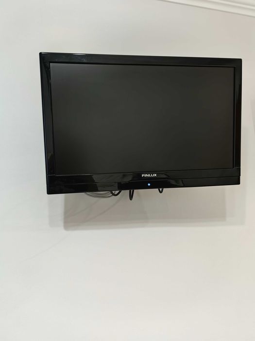 Vand televizor marca Finlux 60 cmdisplay cu suport de perete inclus