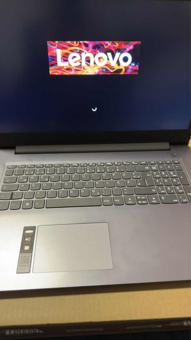 Vând/ Schinb Laptop Lenovo IdeaPad 3 17IAU7 8 GB RAM 512 GB memorie