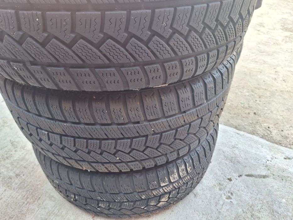 Vând jente cu cauciucuri de iarnă  R17