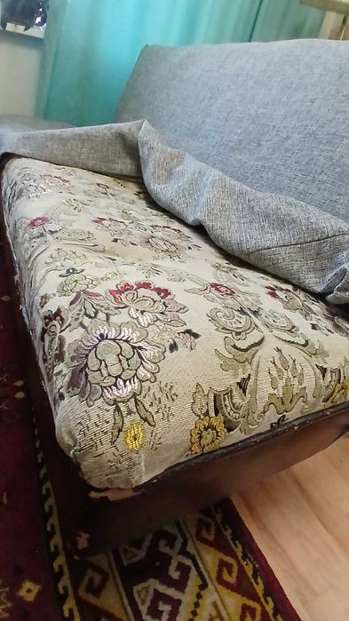 Диван с чехлом и два кресла
