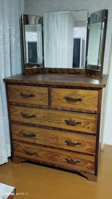Комод старинный деревянный,с зеркалом.