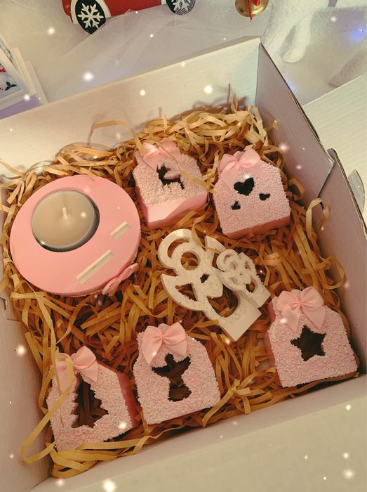 Коледна украса (свещник,малки къщички за декорация,коледни играчки)