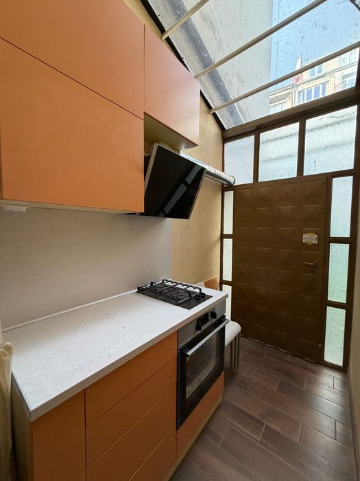 кухня неползвана с неизползвани кухненски уреди