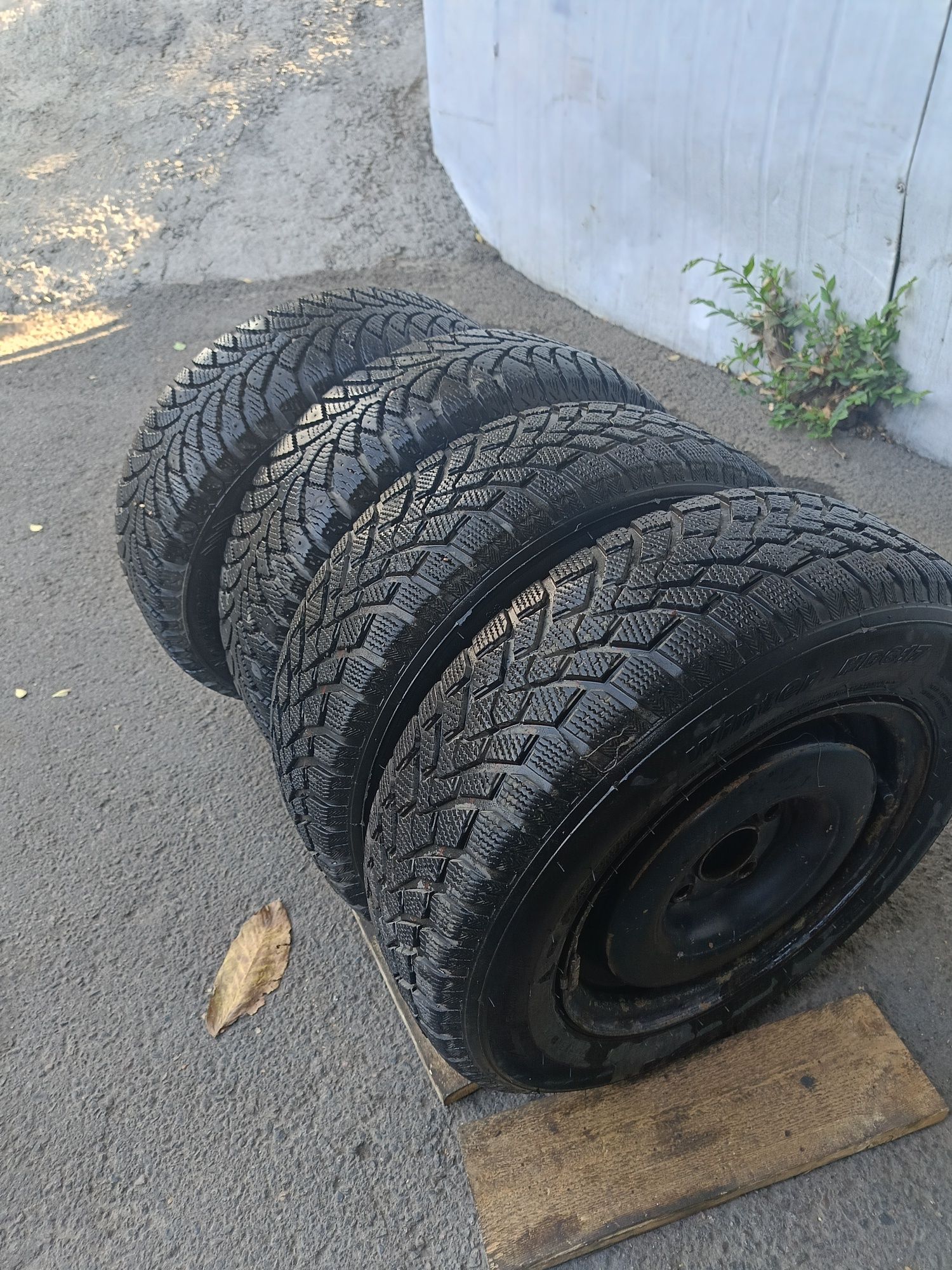 Продам зимние шины с дисками R13