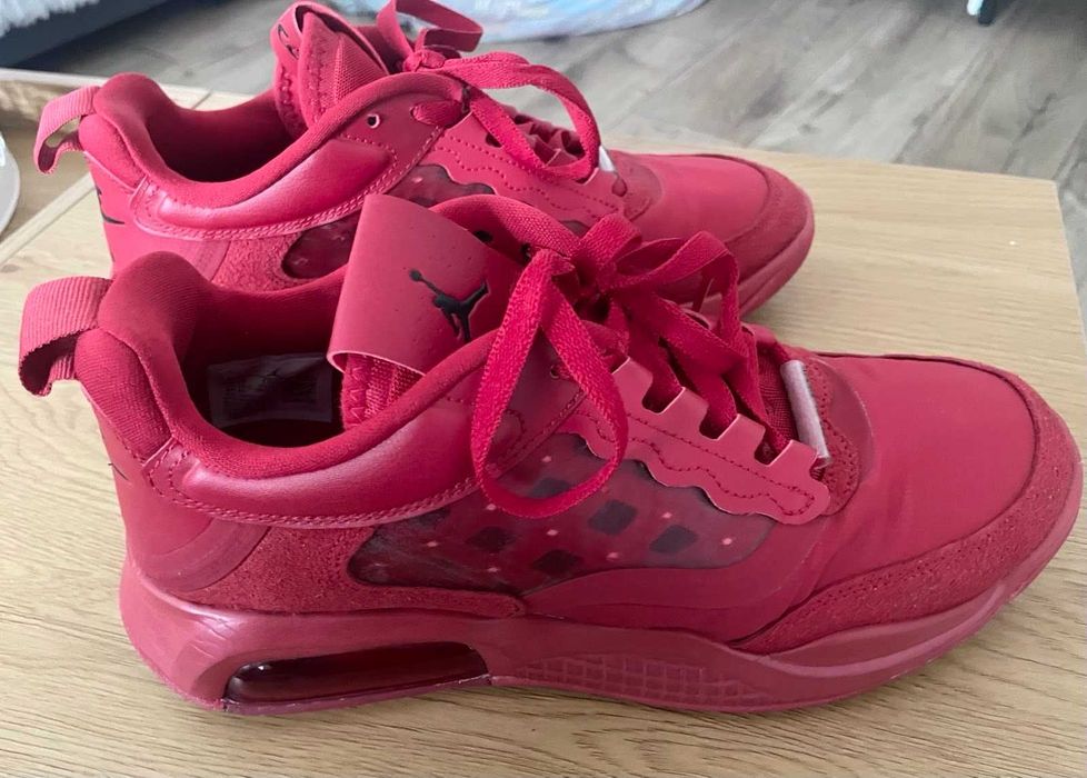 Nike air Jordan червен почти като нови