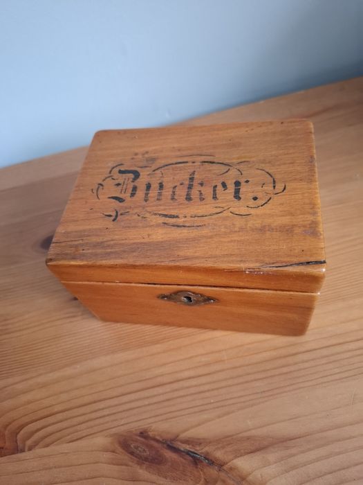 Cutie veche din lemn pentru bijuterii