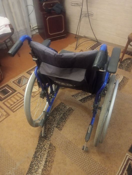 Инвалидные коляски  двух видов.