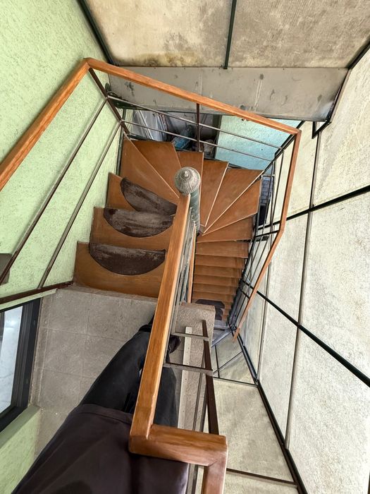 Scara metalica spirala cu trepte stejar stare  buna interior exterior