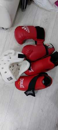 Продам кимано боксерские перчатки шлем  обувь спортивную для теквандо