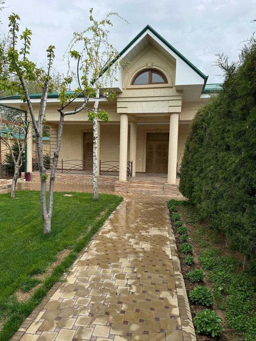 Дом дача у реки с бассейном