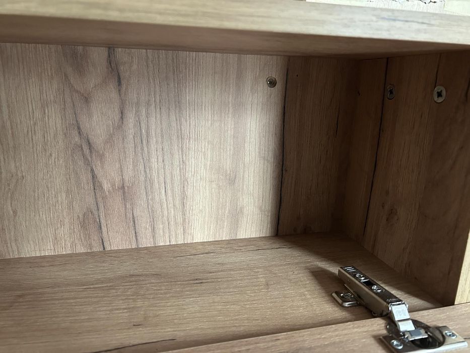 Стенен рафт с вратичка