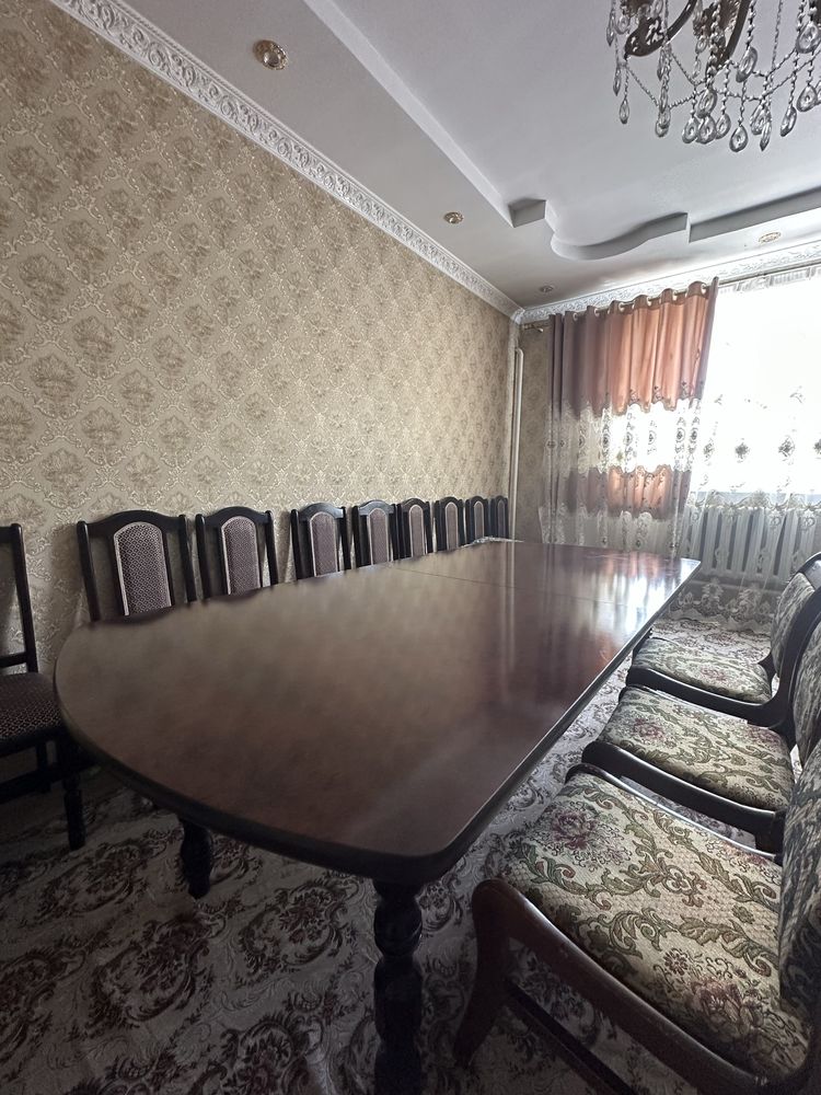 Продаеться стол со стульями 10штук. Стол длина 4метр. Деревянный.
