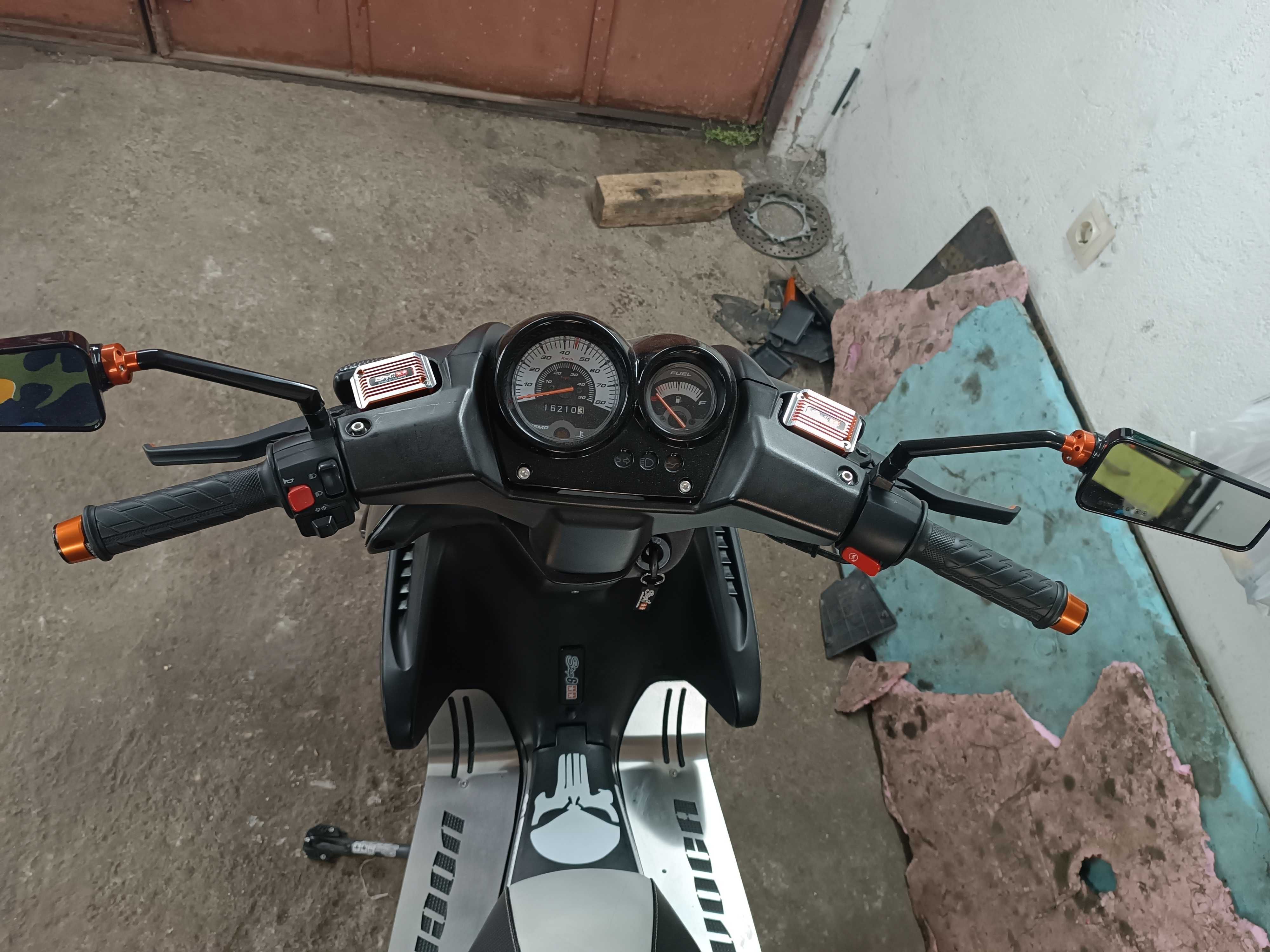 Yamaha AEROX скутер