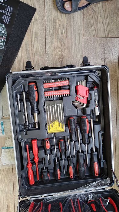 Куфар с инструменти 1200 части, гедоре, трсчотни ключове