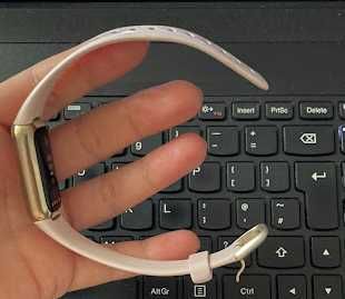 Bratara fitness Fitbit Luxe Special Edition Gorjana Gold/Peony