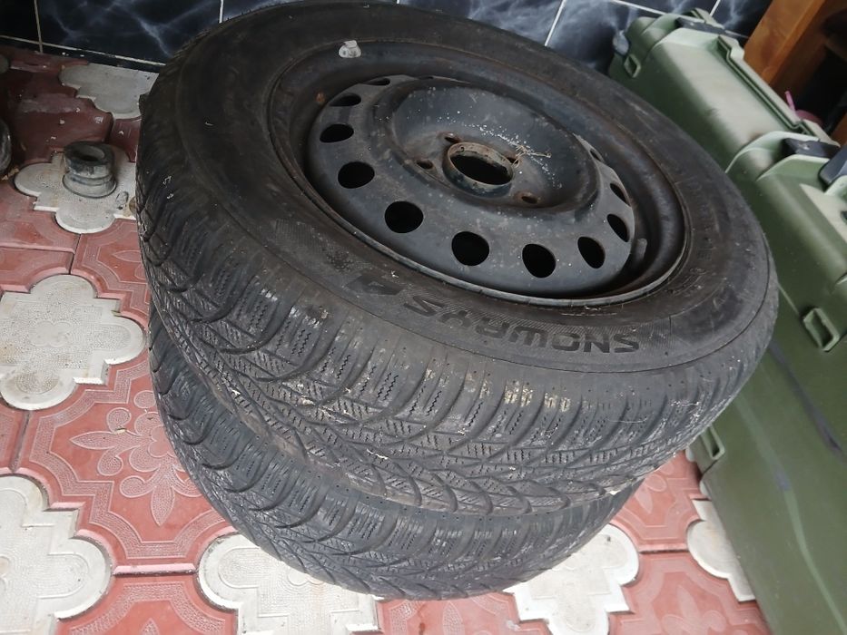 Vând 4 jante de 15 cu cauciucuri
