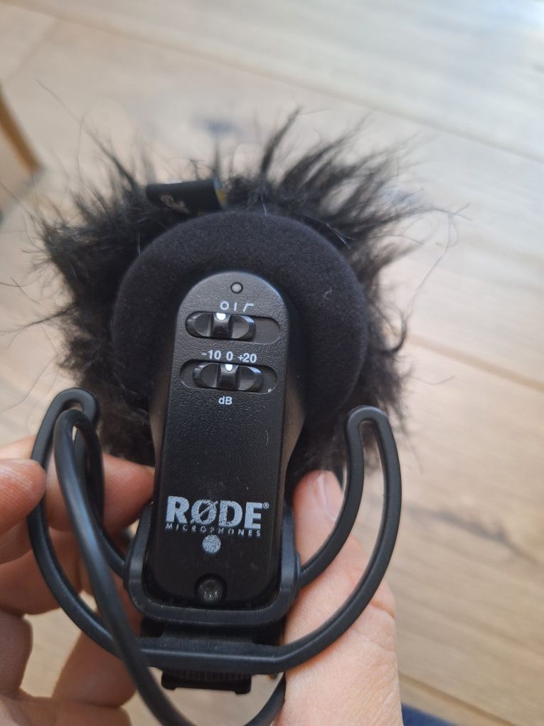 Микрофон Rode VideoMic Pro за монтаж на камера с deadcat