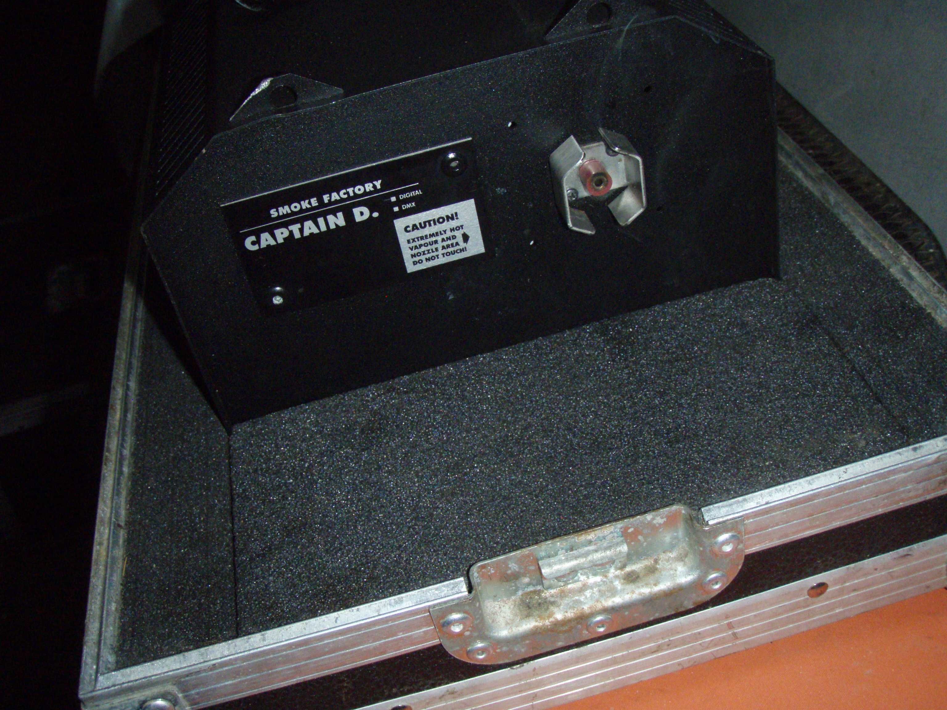 Masina de fum profesionala Captain D 1300 W DMX + cutie de transport