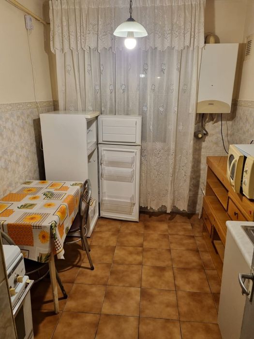 Închiriez apartament cu 2 camere