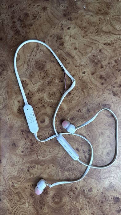 рабочие наушники от JBL