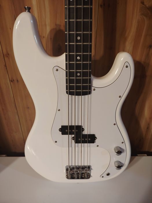 Бас-гитара Rockdale Stars PB Bass с Чехлом (Практически Новая)