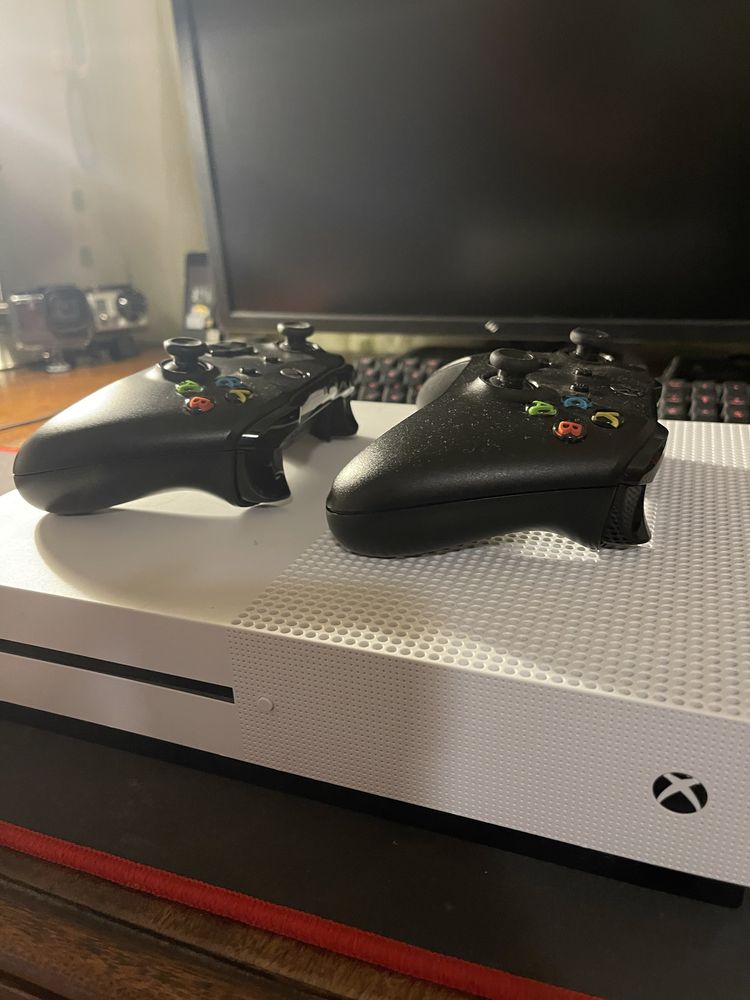 Xbox One S 1Tb cu 2 Controllere