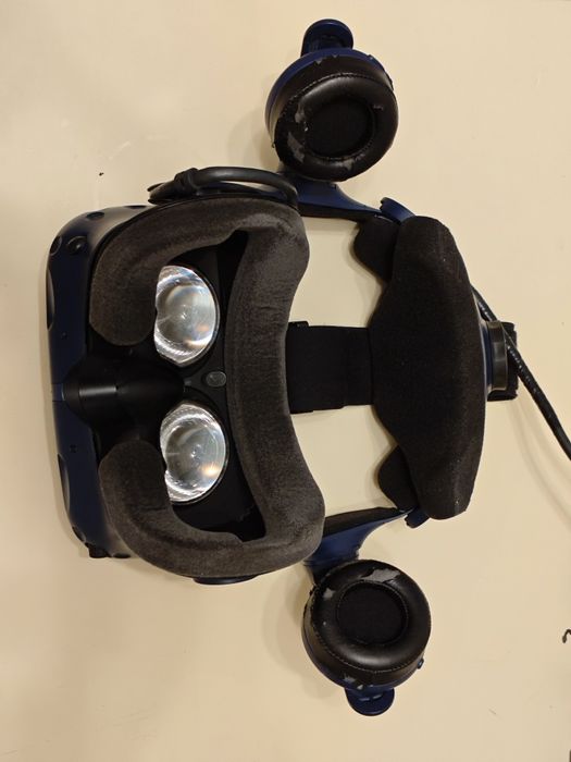 HTC Vive Pro комплект + 3 контролера + стойки за хедсета и контролери