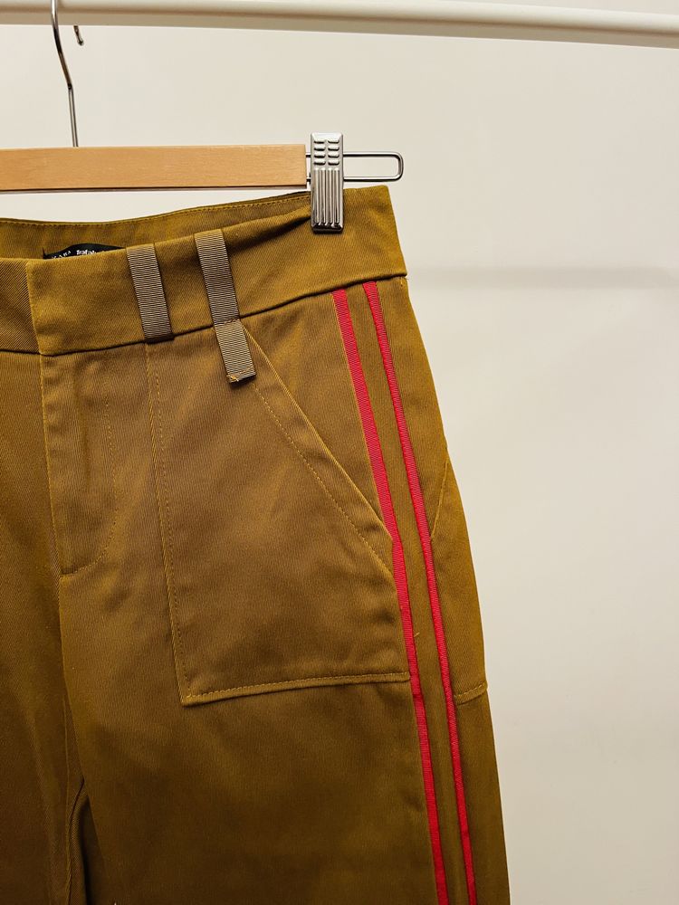 Pantaloni Zara galben mustar cu dungi rosii