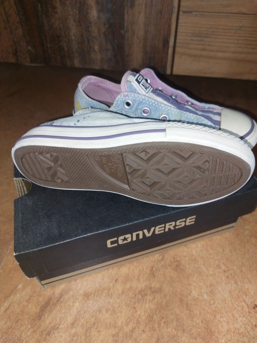 Два чифта детски обувки Converse