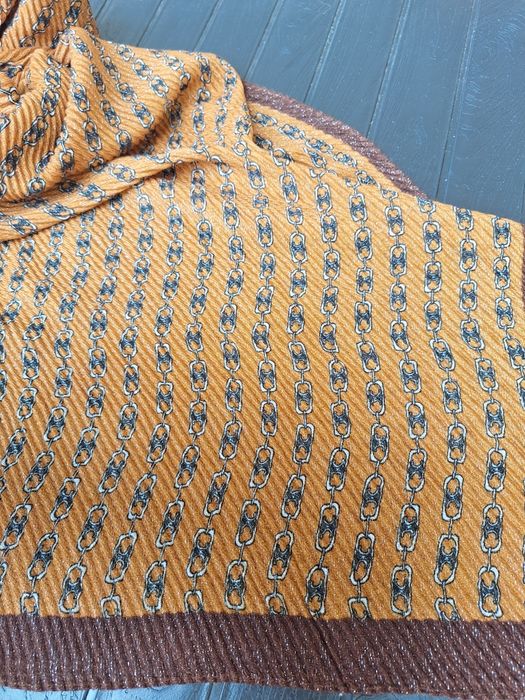 Eșarfă maro cu fire aurii