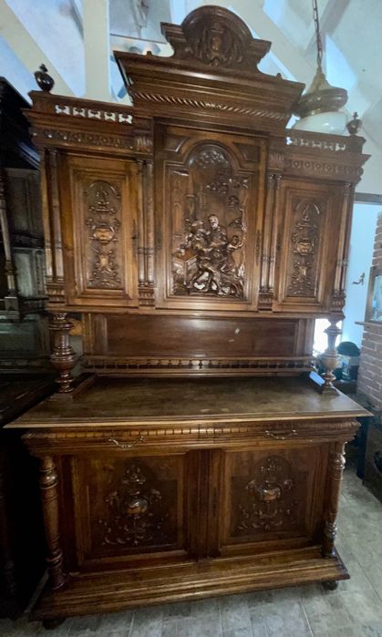 Античен ловен шкаф в стил Хенри II от 19 век с богата дърворезба
