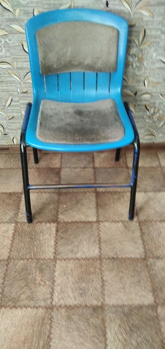 Стулья железные ножки ,верх жосткий плосмас