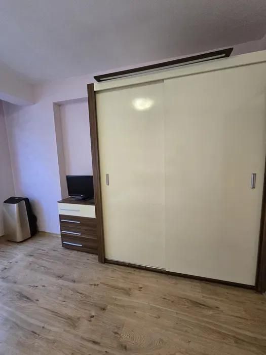 Тристаен апартамент под наем в Център