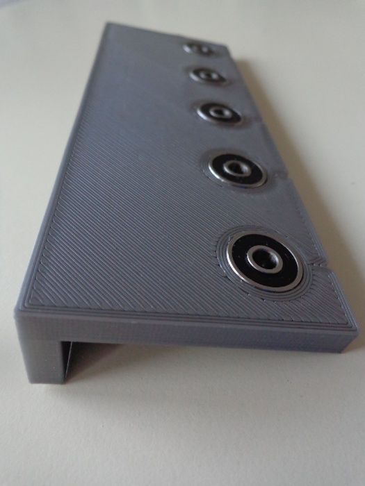 Sablon mobila din plastic dur gri forma L pentru gauri rafturi polite