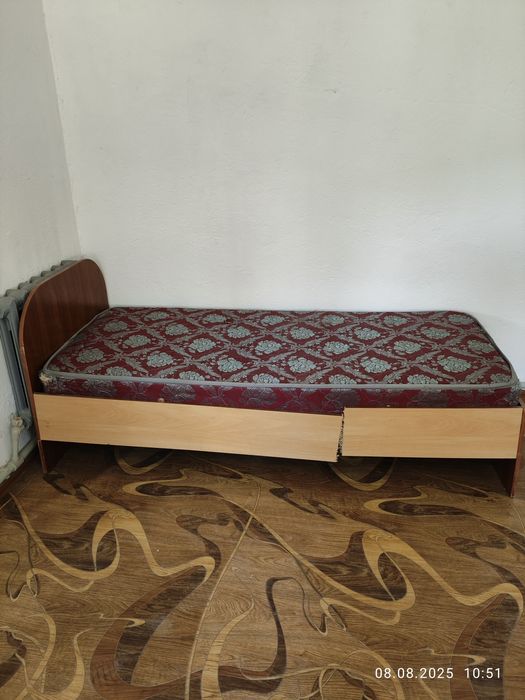 Кровать с матрасом