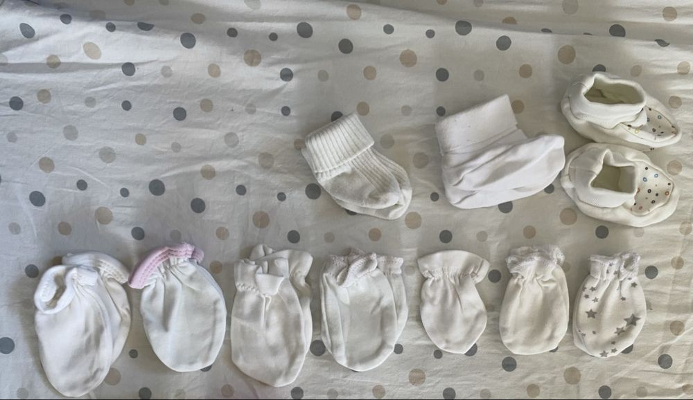 Комплект за новородено, ръкавички, терлички и шапки