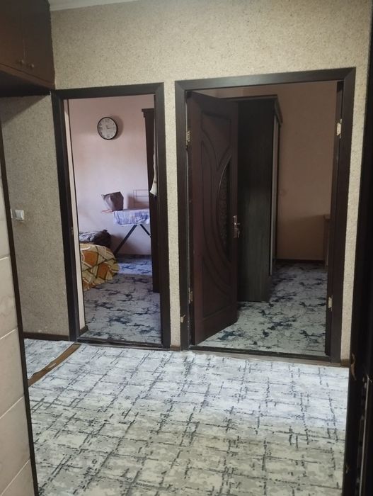 Продаётся 2х ком кв в чирчике 1 мкн 77 серия дом кирпичный 2 этаж