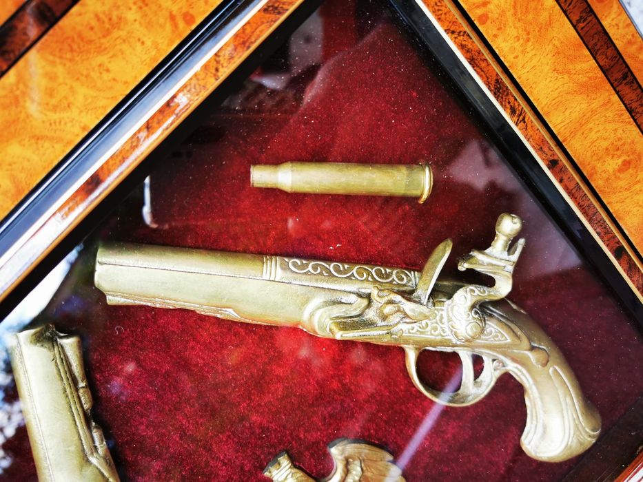 Vând cadou bazorelief bronz cu satin și rama lemn