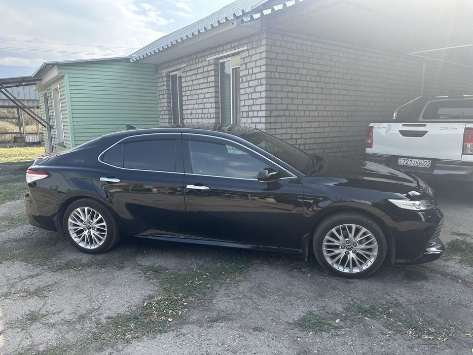 Продаю комплект шин Bridgestone на Camry 70 — 3 целые, 1 с ремонтом