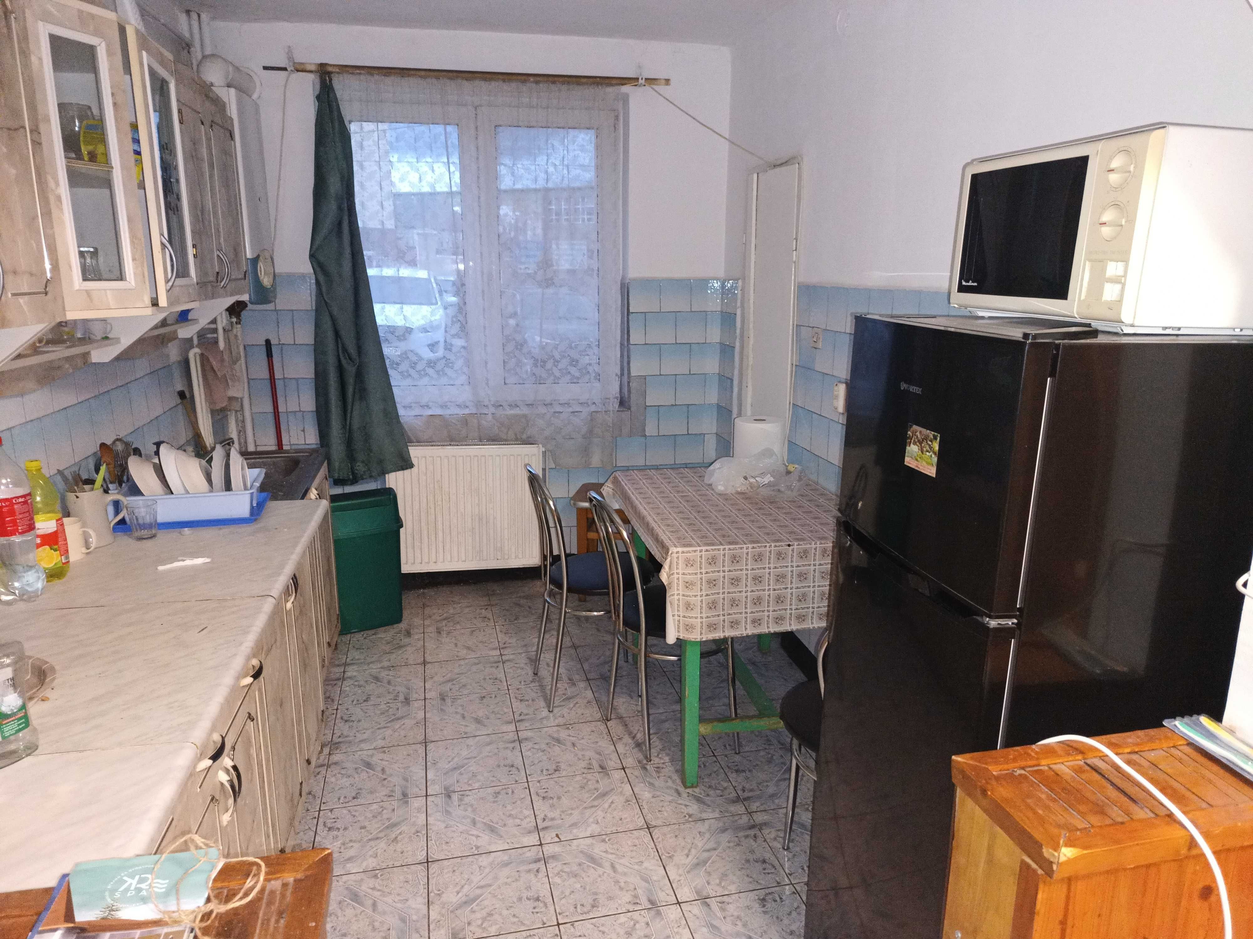 Apartament cu 3 camere de închiriat !!