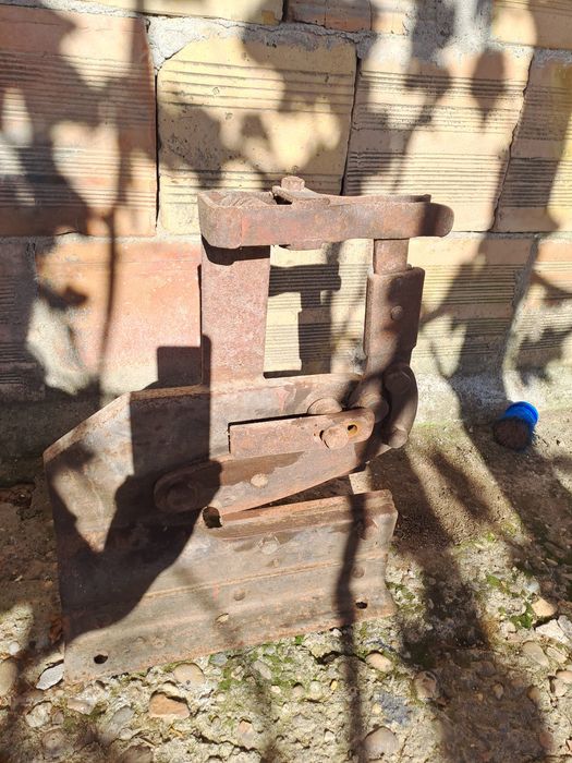 Гилотина  за рязане на ламарина.