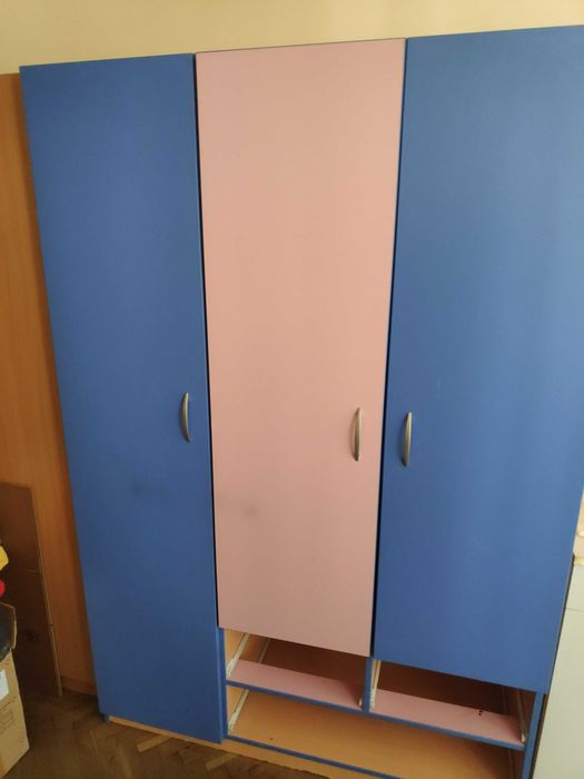 Два гардероба на части