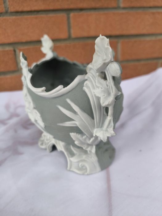 Jardiniera din portelan bisque