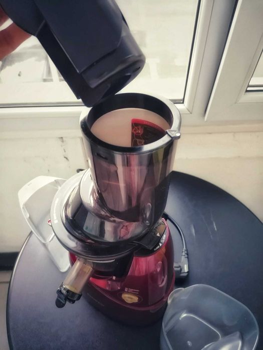 Storcator de fructe si legume cu presare la rece Kuvings B6000