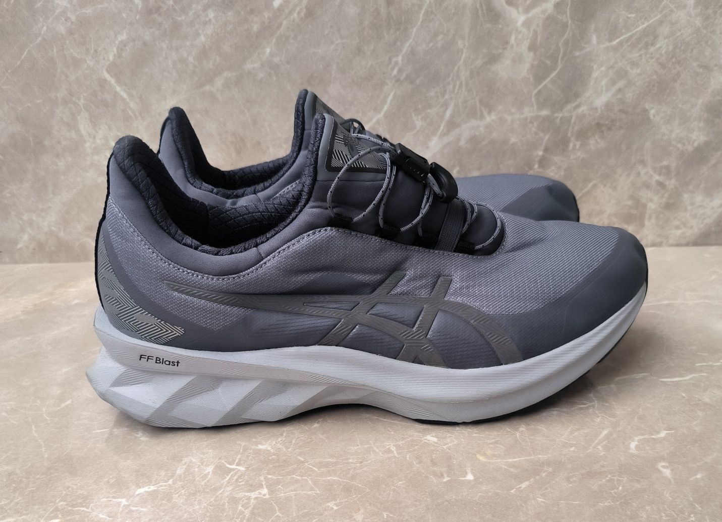 Asics Novablast номер 42