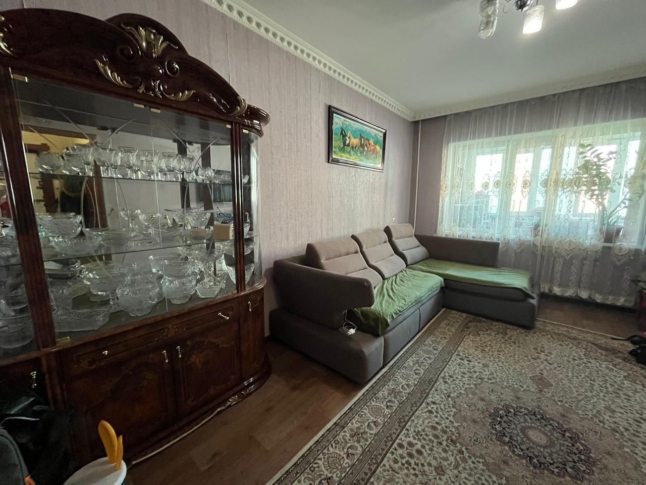 Продаётся сервант для посуды