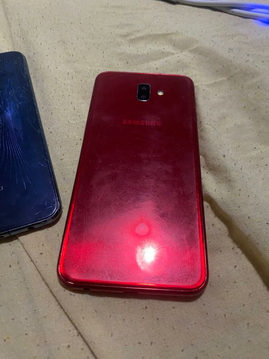 Schimb 2 telefoane pe unul