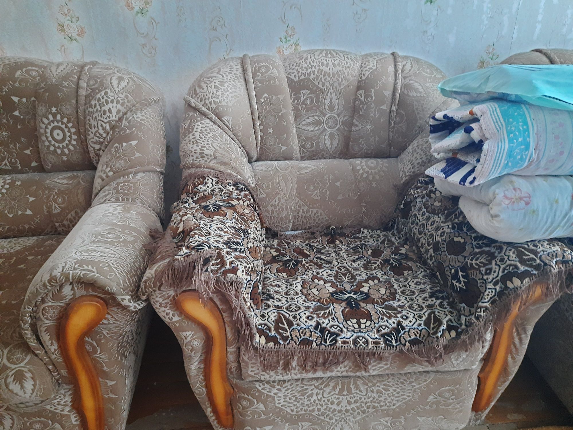 Уголок диван и два кресла.