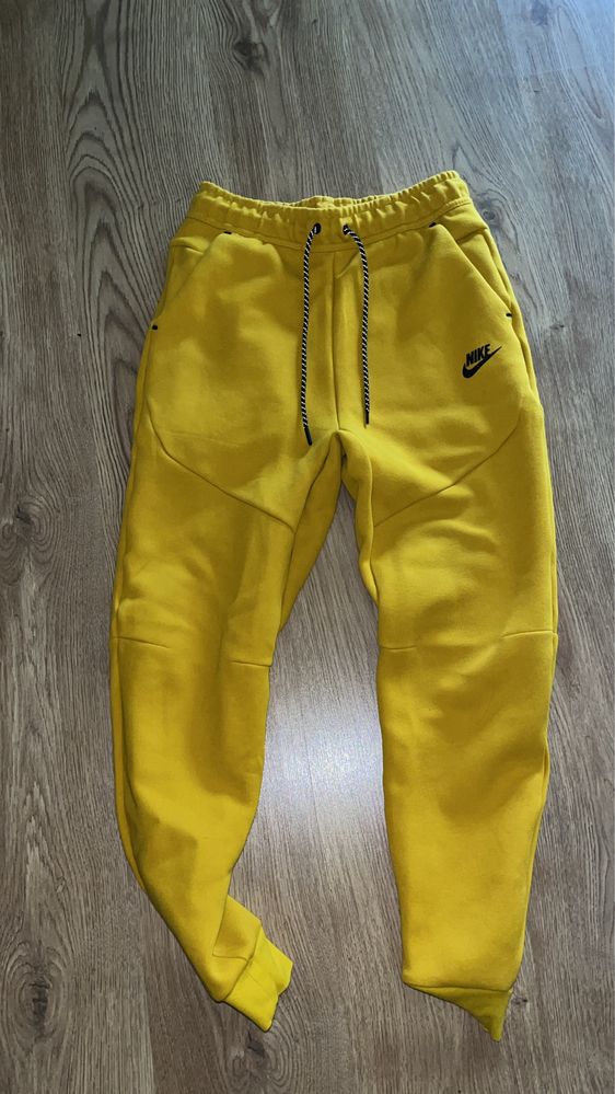 Nike tech fleece yellow